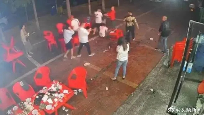 女子微信群骂人遭多人殴打致脑震荡事件，网络暴力与现实冲突的警醒